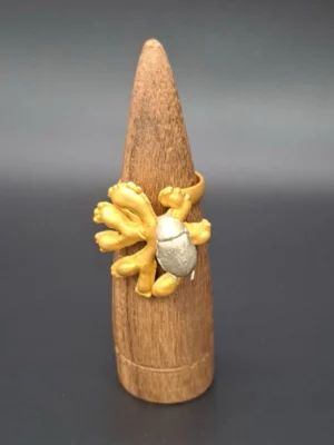 Anillo Tallos Sintéticos con Insecto