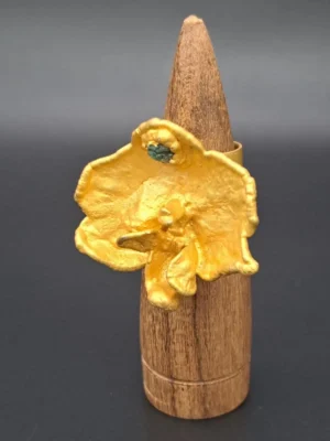 Anillo Orquídea Phalaenopsis con Esmeralda en Bruto