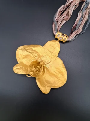 Collar Orquidea Phalaenopsis con Pasacordon